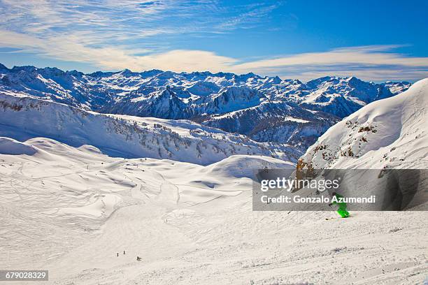 skiing in baqueira beret. - baqueira beret photos et images de collection
