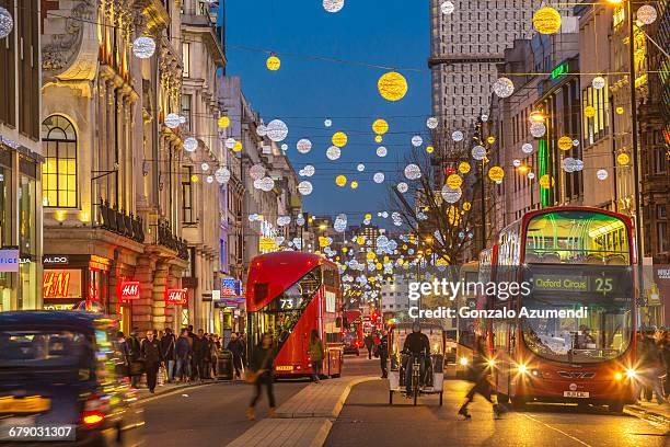 oxford street in london - london at christmas photos et images de collection