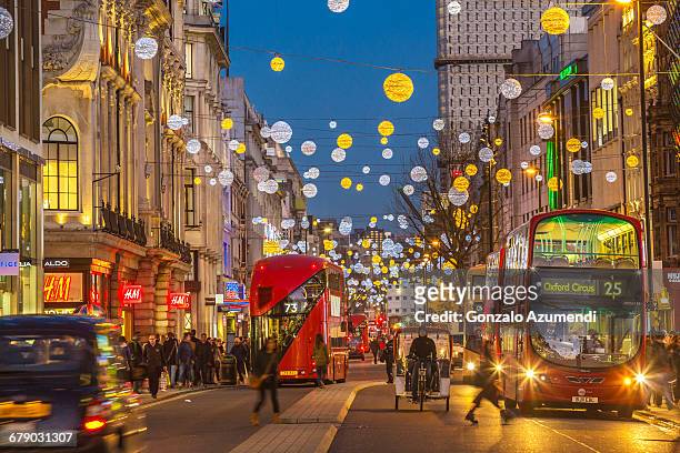 oxford street in london - london stockfoto's en -beelden