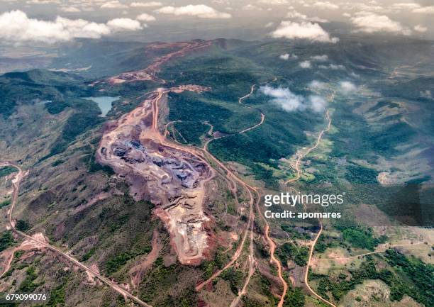 luchtfoto van een ijzer mijn exploitatie productie. cerro bolivar, venezuela - venezuela stockfoto's en -beelden