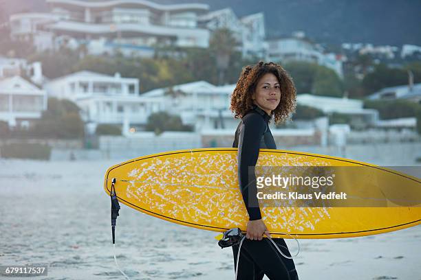 surfer walking with board on the beach - woman surfboard stockfoto's en -beelden