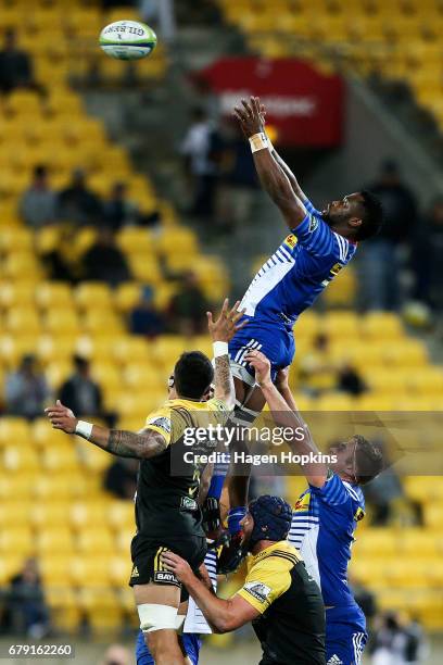 Siya Kolisi of the Stormers receives a lineout ball during the round 11 Super Rugby match between the Hurricanes and the Stormers at Westpac Stadium...