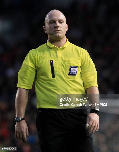 Referee Simon Hooper.