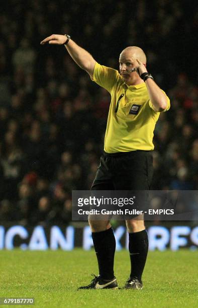 Referee Simon Hooper.