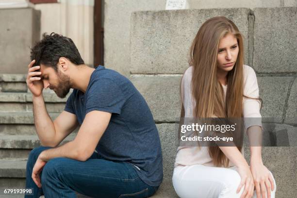 uiteenvallen van een paar met slechte meid en triest vriendje - human relationship stockfoto's en -beelden