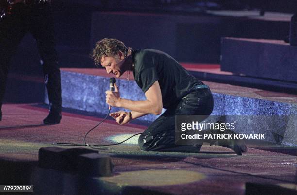 Le chanteur de rock et acteur français, Johnny Hallyday se produit sur la scène du Palais Omnisports de Paris-Bercy, le 15 septembre 1987. Né le 15...