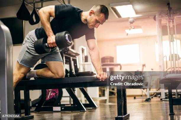 healty hombre hacer ejercicio con pesas de brazo - mancuerna fotografías e imágenes de stock