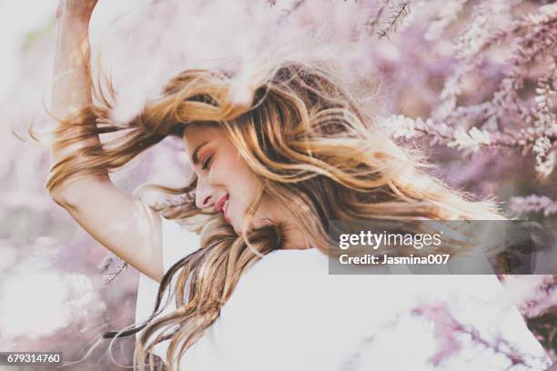 enjoying the springtime - cabelo ombré imagens e fotografias de stock