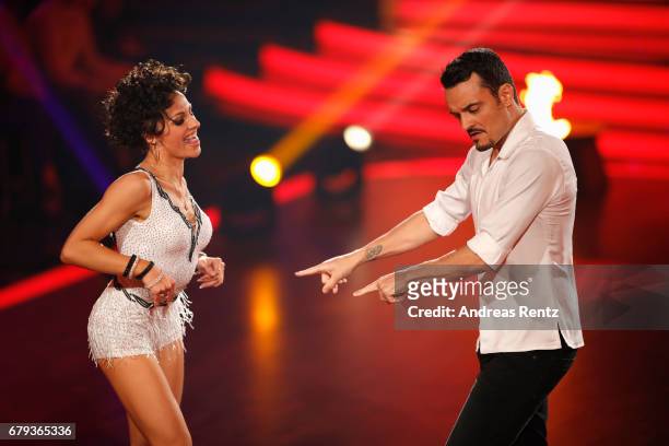 Giovanni Zarrella and Marta Arndt perform on stage during the 7th show of the tenth season of the television competition 'Let's Dance' on May 5, 2017...
