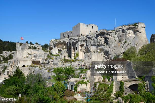 the ruined castle at les baux-de-provence provence - les alpilles stockfoto's en -beelden
