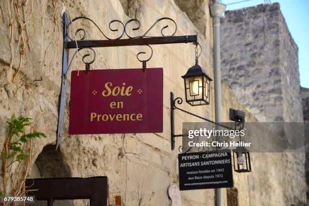 shop hanging signs in les baux-de-provence provence - les alpilles stockfoto's en -beelden