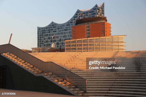 harbour promenade and elbphilharmonie - elbphilharmonie fotografías e imágenes de stock