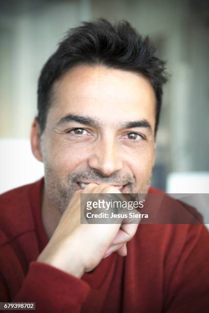 close-up portrait of man with hand on chin - hand on chin stockfoto's en -beelden