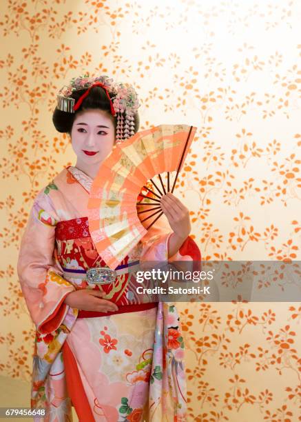 maiko vrouw dansen op het podium - waaier stockfoto's en -beelden