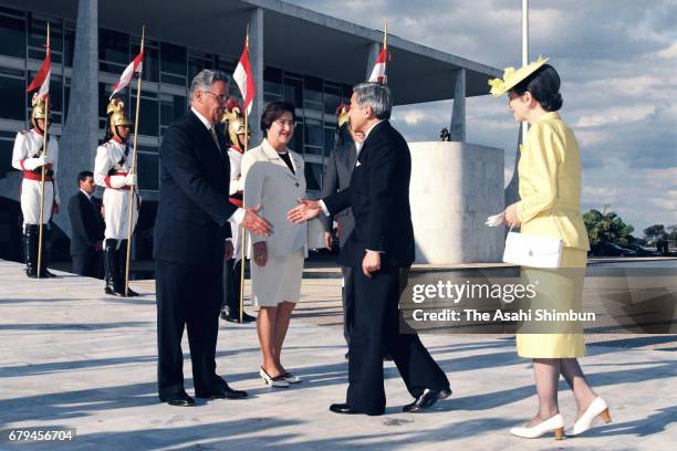 Emperor Akihito and Empress Michiko are welcomed by Brazilian President Fernando Henrique Cardoso and his wife Ruth Cardoso prior to the welcome...