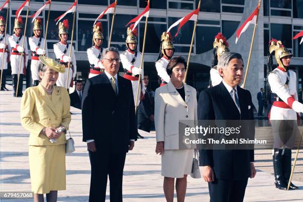 Emperor Akihito and Empress Michiko attend the welcome ceremony with Brazilian President Fernando Henrique Cardoso and his wife Ruth Cardoso at...