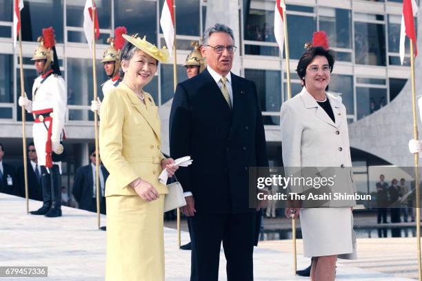 Empress Michiko talks with Brazilian President Fernando Henrique Cardoso and his wife Ruth Cardoso during the welcome ceremony at presidential palace...