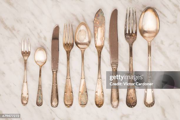 old pieces of cutlery - utensilios para la comida fotografías e imágenes de stock