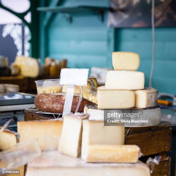 varietà di formaggio in un negozio - cultura francese foto e immagini stock
