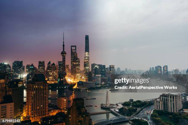 der bund, shanghai skyline, nacht, tag - sequenz tag und nacht stock-fotos und bilder