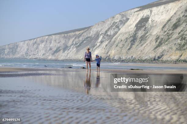 family beach time - bahía de freshwater isla de wight fotografías e imágenes de stock