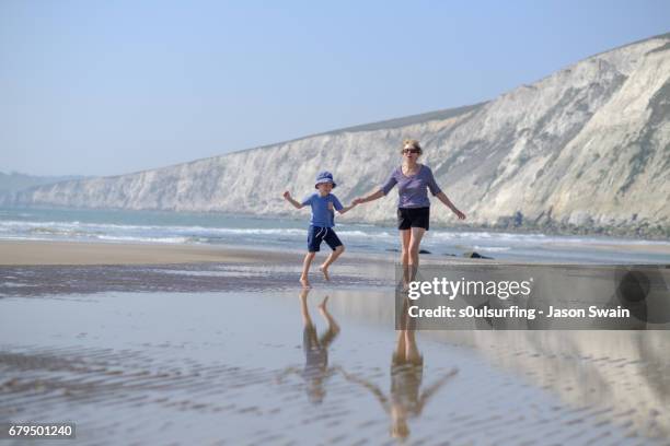 family beach time - bahía de freshwater isla de wight fotografías e imágenes de stock