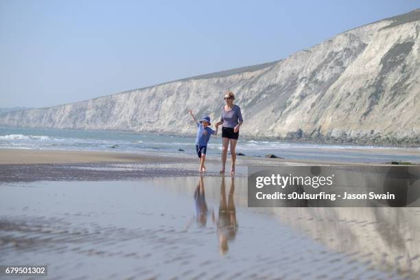 family beach time - isle of wight family stock pictures, royalty-free photos & images