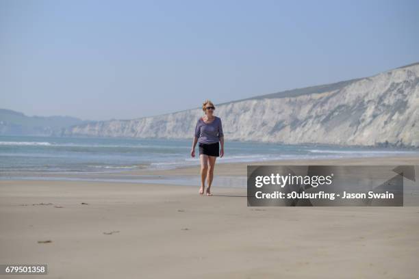 family beach time - compton bay isle of wight stockfoto's en -beelden