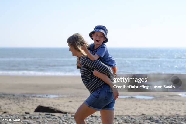 family beach time - compton bay isle of wight stockfoto's en -beelden