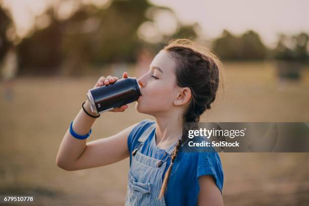 meisje, drinken van een frisdrank - can stockfoto's en -beelden