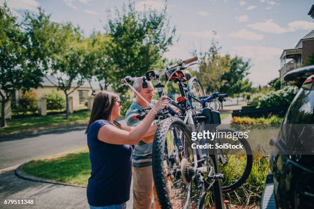 engranaje para arriba para una aventura de paseo en bicicleta - australian family car fotografías e imágenes de stock