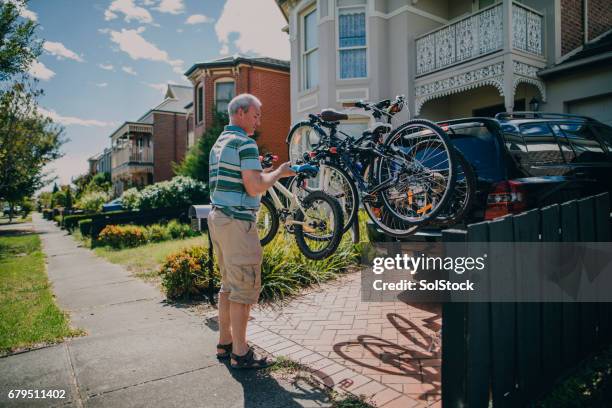 prepara para un paseo en bicicleta con la familia - australian family car fotografías e imágenes de stock