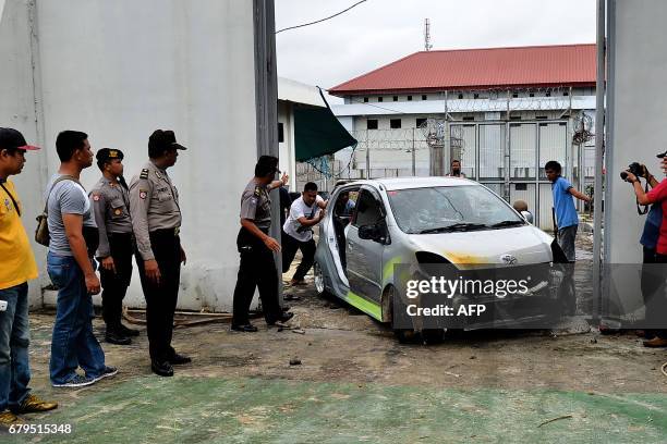 Police removed a destroyed vehicle from a jail in Pekanbaru in Riau province on May 6 a day after more than 200 inmates escaped from the premises....