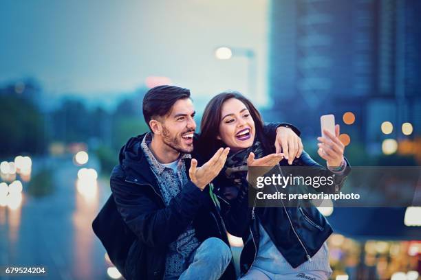 pareja joven realiza videollamada en el puente en la noche - couples making passionate love fotografías e imágenes de stock