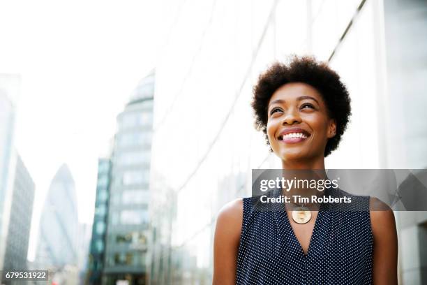 woman looking next to buildings - looking up 個照片及圖片檔