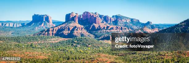 mesetas de roca roja con vistas al alto del desierto panorama de bosque sedona arizona - oak creek canyon fotografías e imágenes de stock