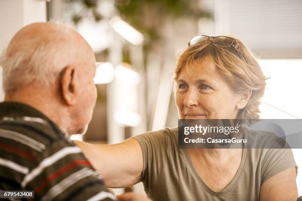 figlia in visita padre nella comunità di pensionamento - elderly care foto e immagini stock