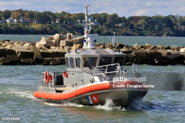 high speed coast guard patrol boat, cleveland, ohio, usa - guardacostas fotografías e imágenes de stock