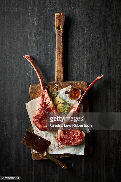 raw tomahawk steak - rippensteak stock-fotos und bilder