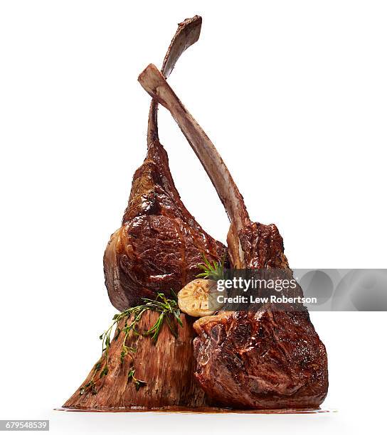 tomahawk steak - viande fond blanc photos et images de collection