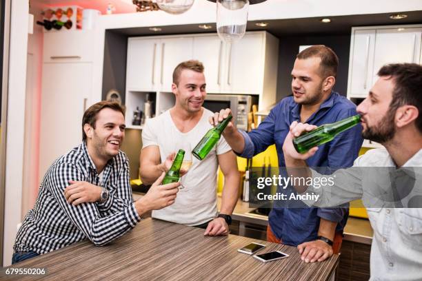 gruppe von attraktiven männern bier und wein zu trinken, lachen und hängen zusammen - beer fridge stock-fotos und bilder