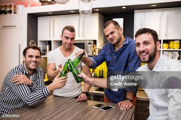 porträt von vier lächelnden jungs alkohol im speisesaal - beer fridge stock-fotos und bilder