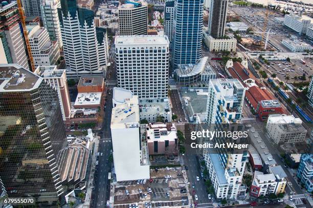 stedelijke centrum van downtown san diego antenne - san diego street stockfoto's en -beelden