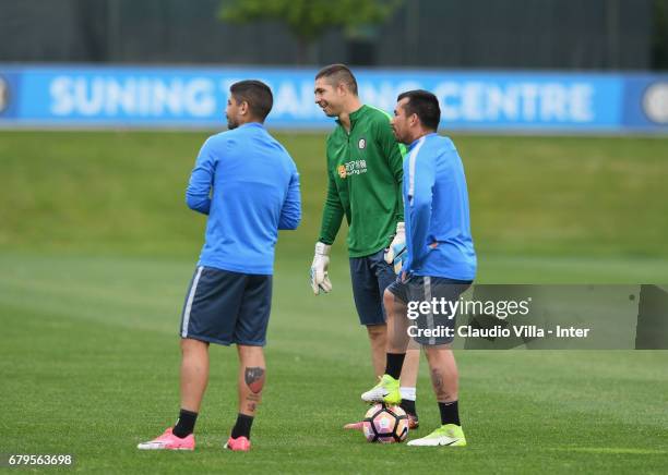 Ever Banega, Juan Pablo Carrizo and Gary Medel of FC Internazionale chat during FC Internazionale training session at Suning Training Center at...