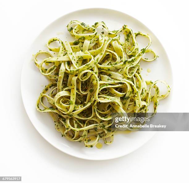 overhead of pesto pasta on white - pistou photos et images de collection