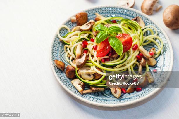 läckra zoodles med svamp och granatäpple utsäde - low carb bildbanksfoton och bilder