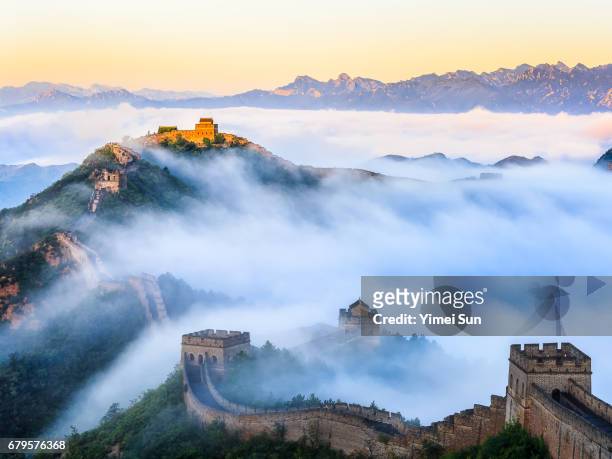 great wall at sunrise - gran muralla china fotografías e imágenes de stock