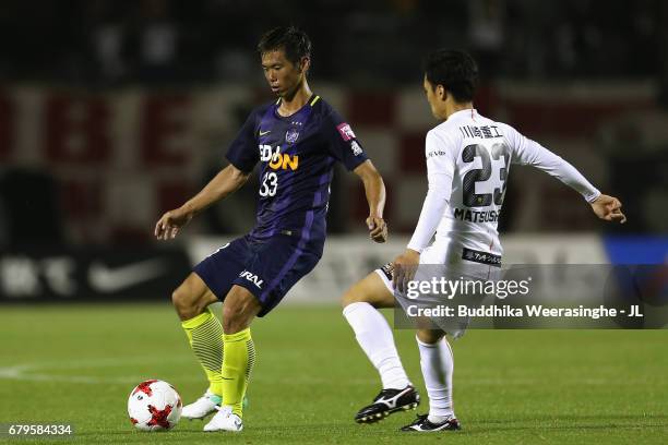 Tsukasa Shiotani of Sanfrecce Hiroshima takes on Yoshiki Matsushita of Vissel Kobe during the J.League J1 match between Sanfrecce Hiroshima and...