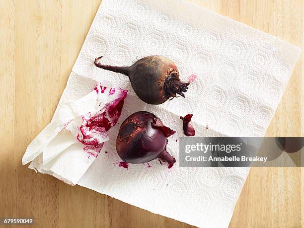 overhead preparation of beets on paper towel - annabelle(2014) ストックフォトと画像