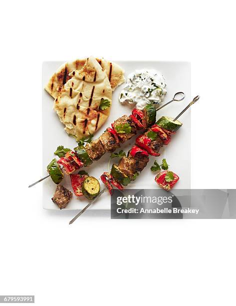overhead of beef kebabs with tzatziki & pita bread - annabelle(2014) ストックフォトと画像